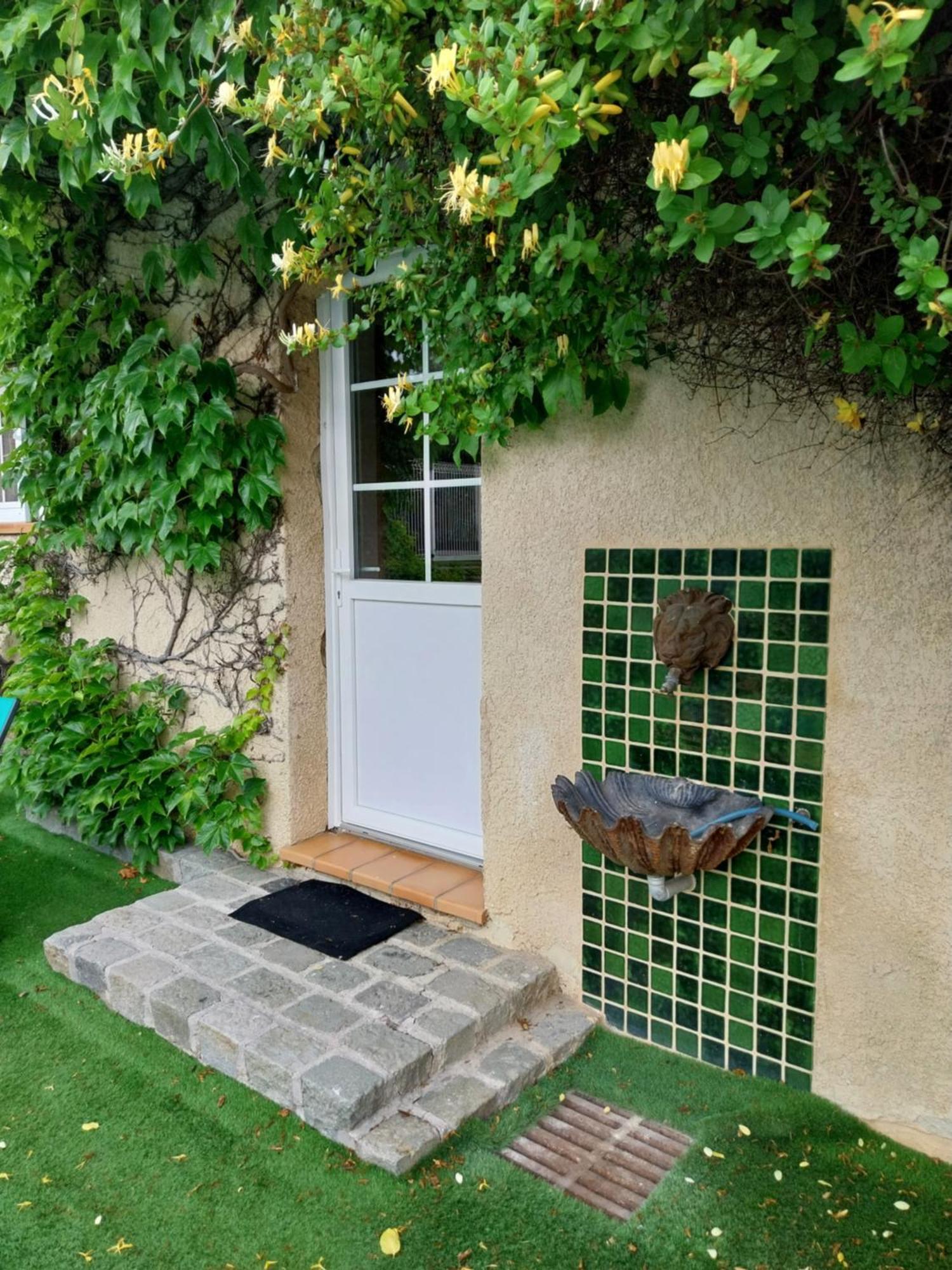 Poussan Superbe Grand Studio Tout Confort Avec Exterieur מראה חיצוני תמונה
